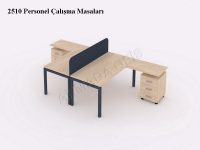 Küçük ekipler için uygun çoklu çalışma masası.